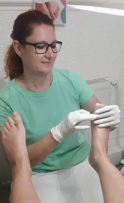 Szatmári Aliz lábápoló kezelés közben